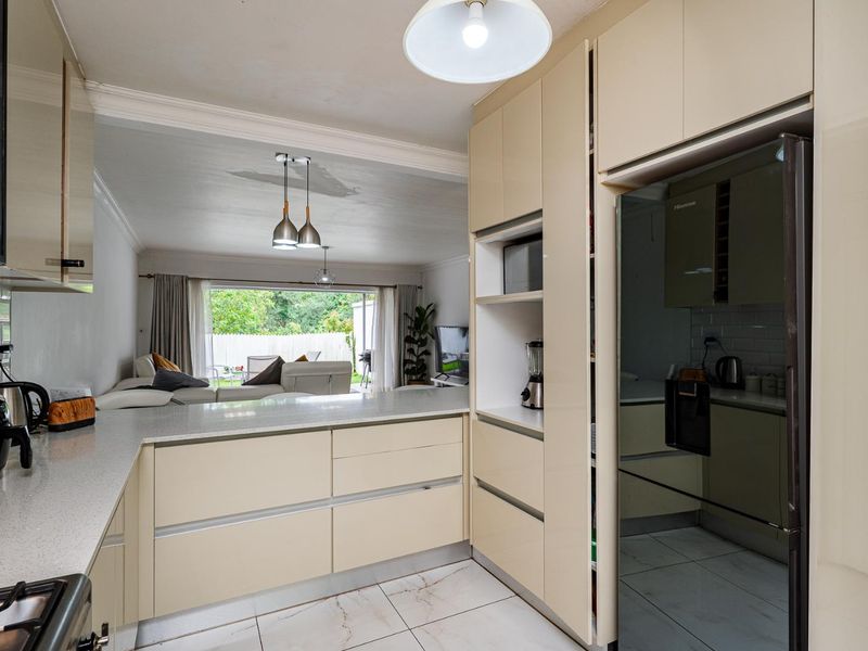 Beautiful 2-Bedroom Apartment With Garden Patio in Prime Hillcrest Location - Photo 6