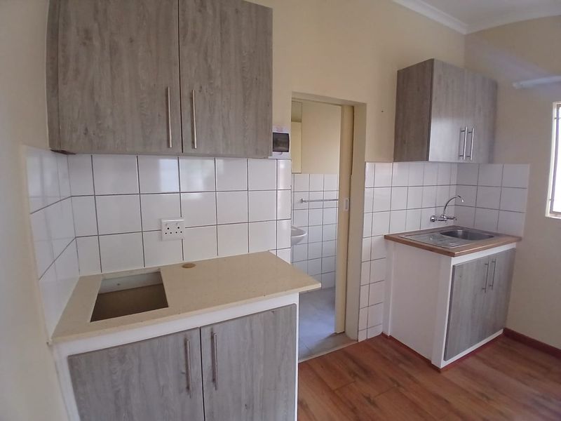 BACHELOR APARTMENT - Photo 4