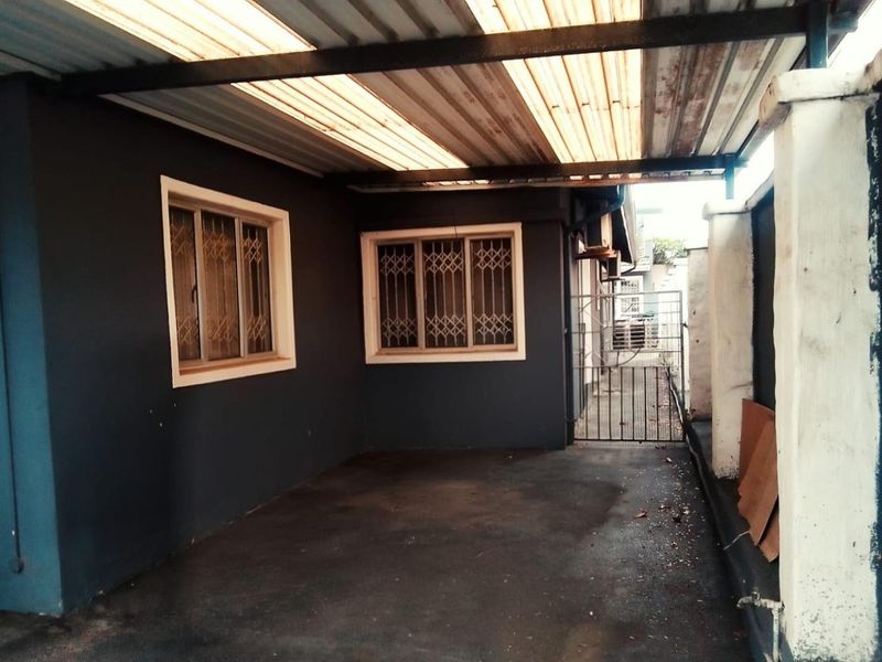 SPACIOUS, LOW-MAINTENANCE HOME WITH GRANNY FLAT IN A QUIET, FRIENDLY NEIGHBOURHOOD - Photo 3