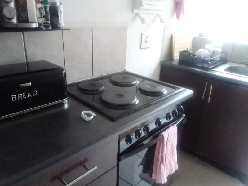 Cozy 2 Bedroom Apartment in Woodhurst with Balcony  Parking - Photo 8