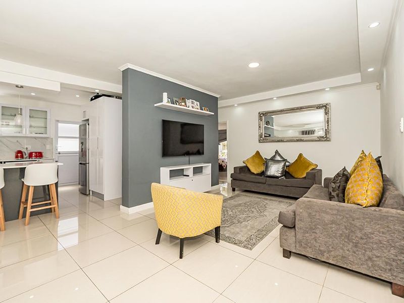 Dream Family Home with Spacious Interiors and Lush Garden - Photo 3