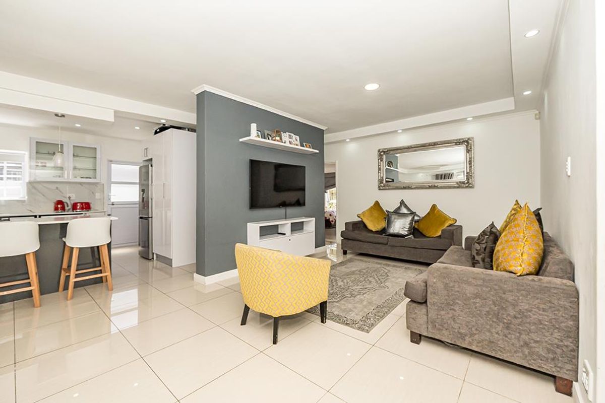 Dream Family Home with Spacious Interiors and Lush Garden - Photo 3