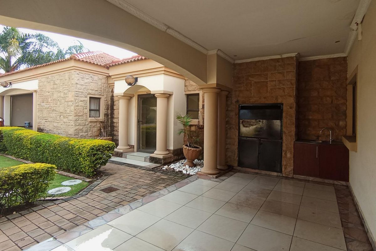 BLUE VALLEY GOLF & COUNTRY ESTATE - 5 BEDROOM HOUSE - Photo 2