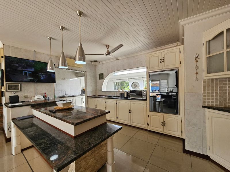 Elegant 5-Bedroom Family Home with Modern Comfort & Entertaining Spaces - Photo 6