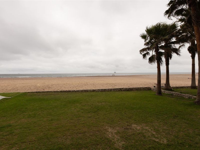 BEACHFRONT HOUSE - Photo 3