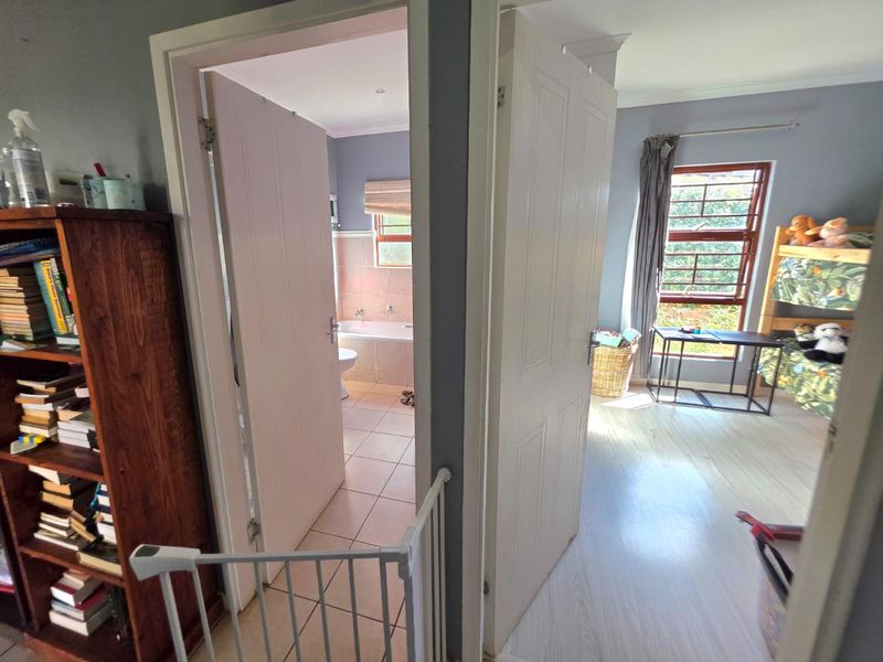 2 Bedroom, 2 Bathroom Simplex FOR SALE in Aintree Lane! - Photo 10