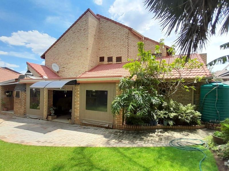 Stunning double story home - Photo 2