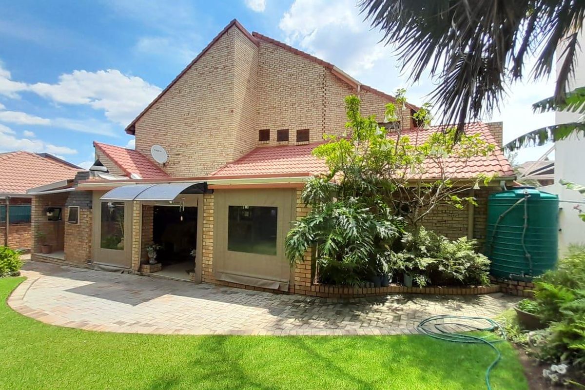 Stunning double story home - Photo 2