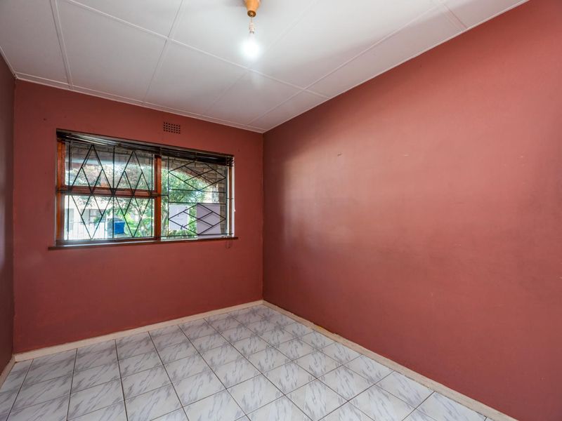 Prime Corner Plot 4-Bedroom Face Brick Home. - Photo 7