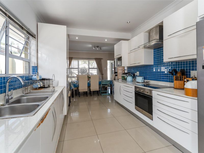 Stylish Family Home Featuring Master Suite, Pool, and Open-Plan Living - Photo 9