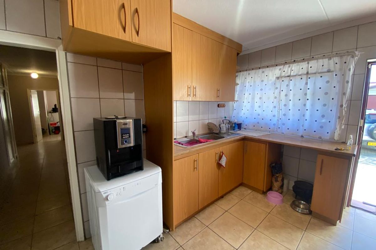 FOR SALE- 3 BEDROOM AND 2 FLATLET HOUSE IN VINETA, SWAKOPMUND, NAMIBIA - Photo 5