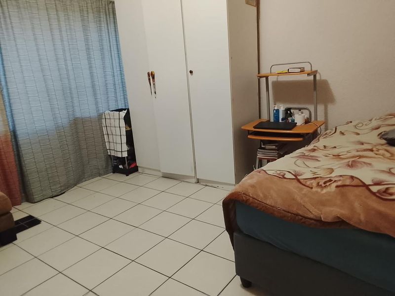 **Spacious Bedroom Available in Shared Apartment – Ideal for a Lady** - Photo 2