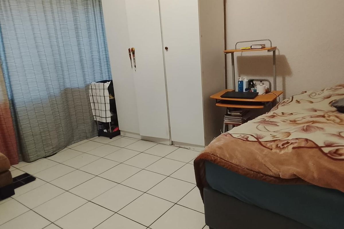 **Spacious Bedroom Available in Shared Apartment – Ideal for a Lady** - Photo 2