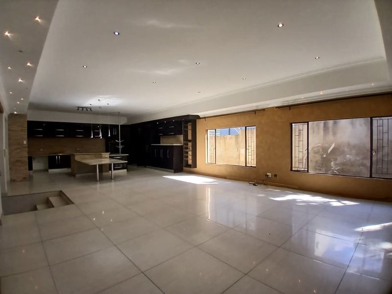 5 Bedroom Freestanding House with Flat 🤩 - Photo 5