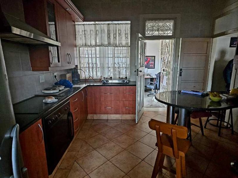 Big house with flatlet, pool and outbuildings - Photo 8