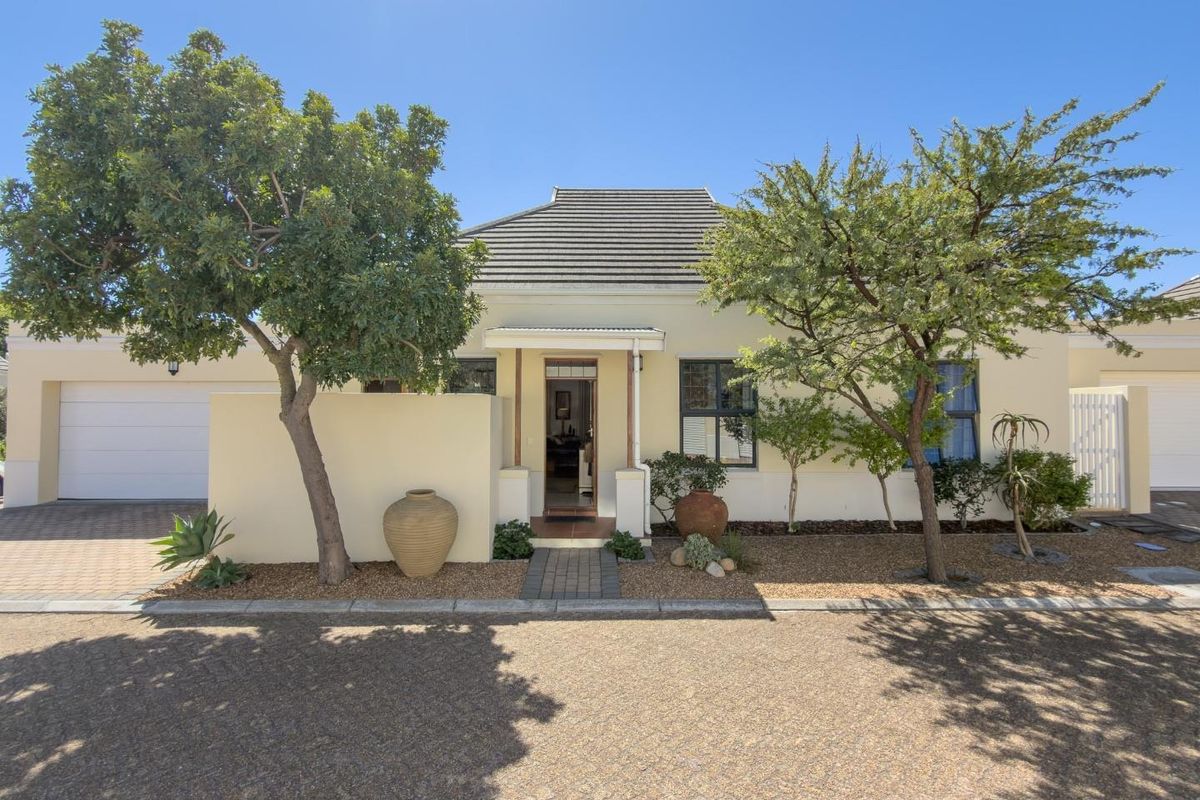 Elegant Home Perfectly Positioned For Privacy - Photo 4