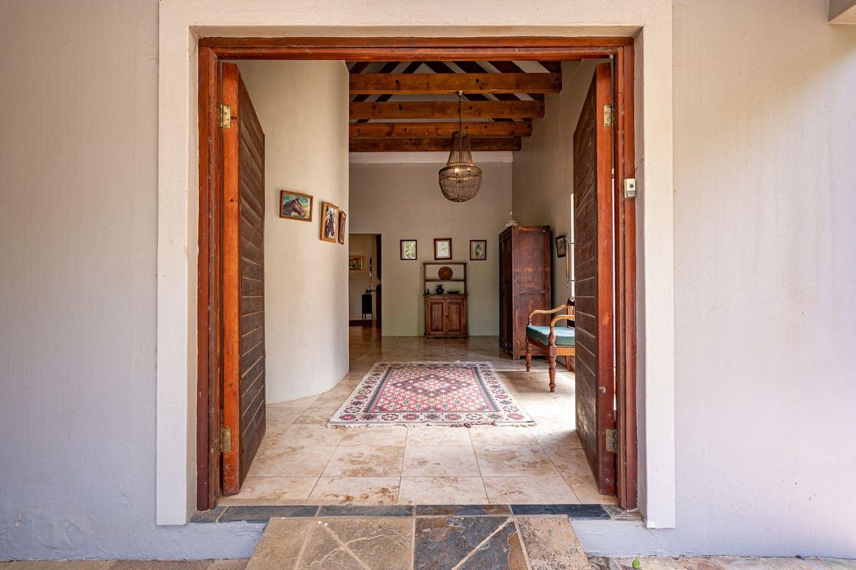 Charming Farm House in Alverstone Equestrian Estate - Photo 3