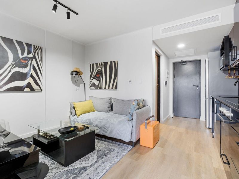 The iconic centerpiece of Table Mountain is framed perfectly as a natual canvas in your window! - Photo 10