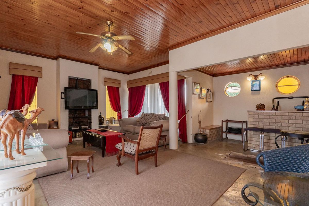 Spacious 3 Bedroom Family Home with Pool in Norkem Park. - Photo 5