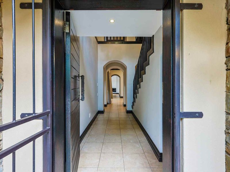 Elegant Family Living with Exceptional Security in Waterkloof Ridge - Photo 7