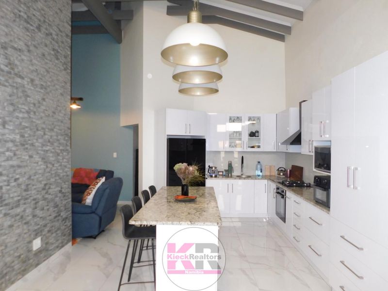 Style and Elegance - Photo 2