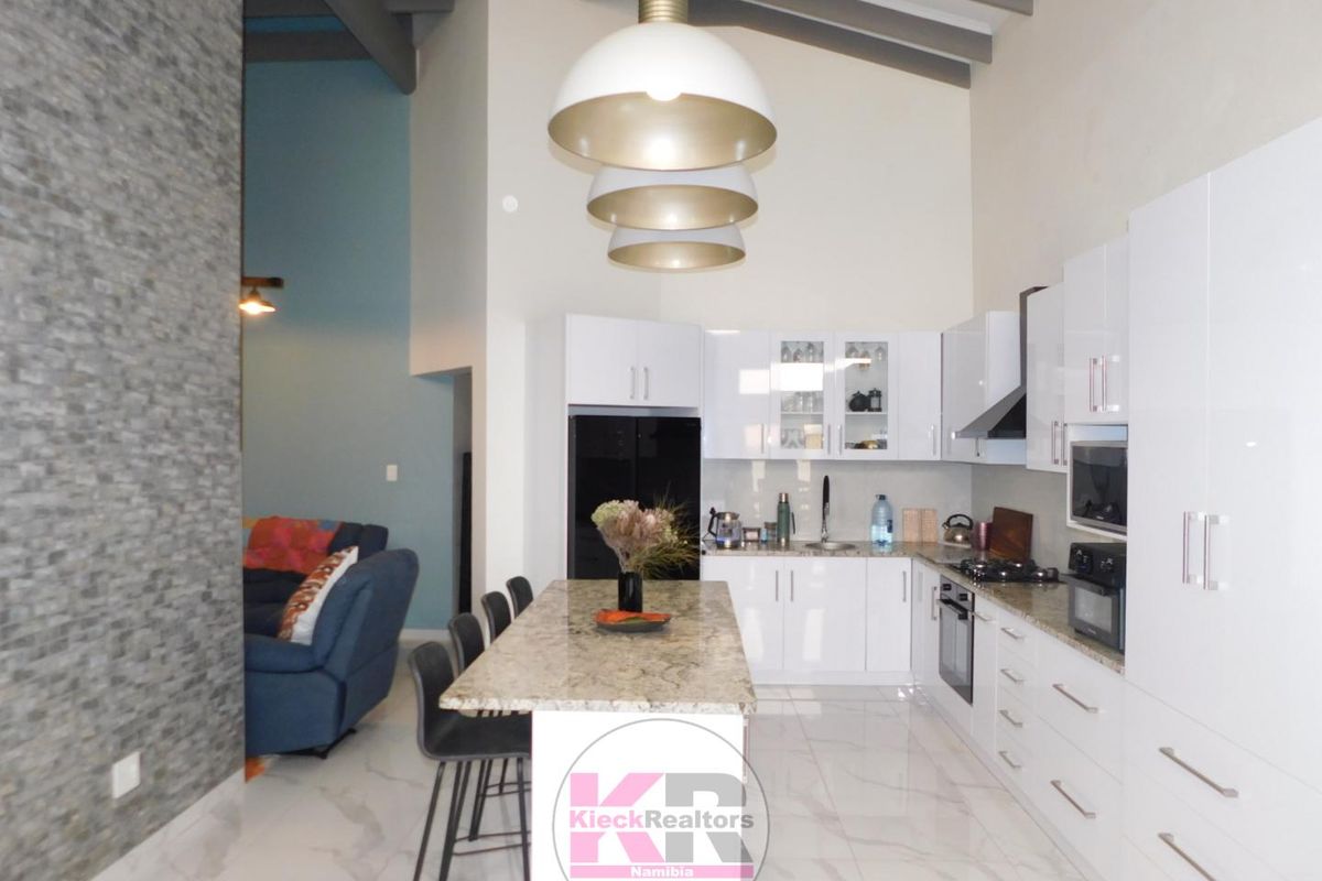 Style and Elegance - Photo 2