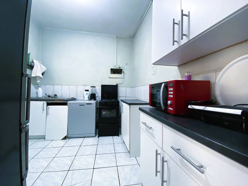 Spacious 1.5 Bedroom Apartment in Pretoria West - Photo 2