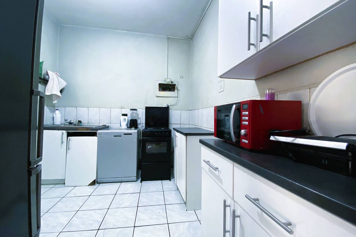 Spacious 1.5 Bedroom Apartment in Pretoria West - Photo 2