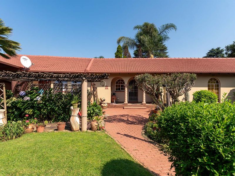 3 Bedroom Versatile Family Home with Flatlet, Solar & Superb Entertainment – Bonaero Park - Photo 8