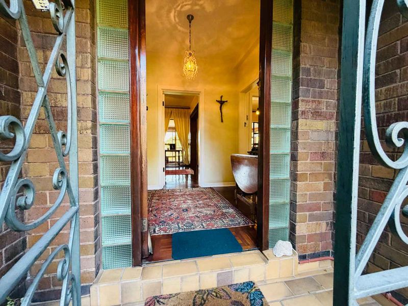 HENDRA - LOW MAINTENANCE, 429m2 WELL LOVED HOME WITH GARDEN COTTAGE - Photo 2