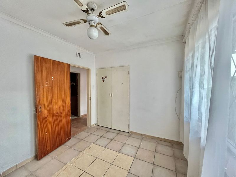 Fixer-Upper Awaits!  Three bedroom house with a potential flat and double garage fit 4 cars - Photo 4