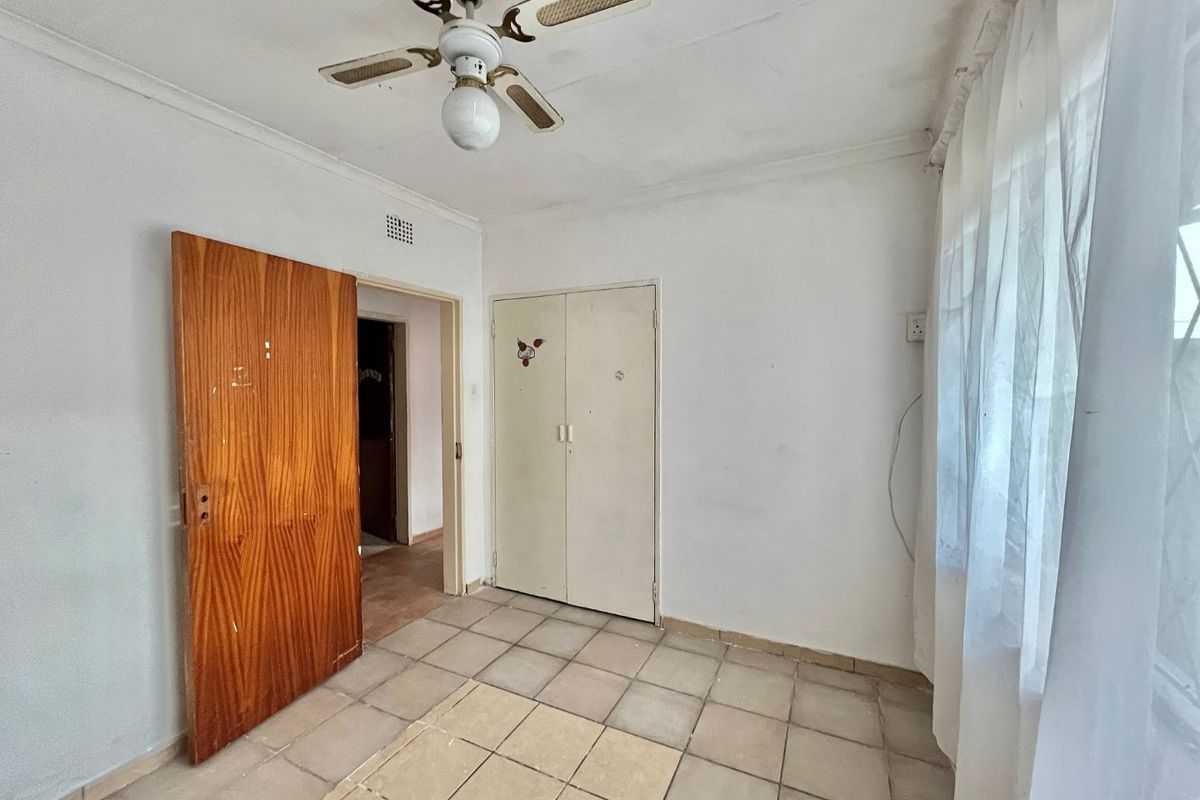 Fixer-Upper Awaits!  Three bedroom house with a potential flat and double garage fit 4 cars - Photo 4