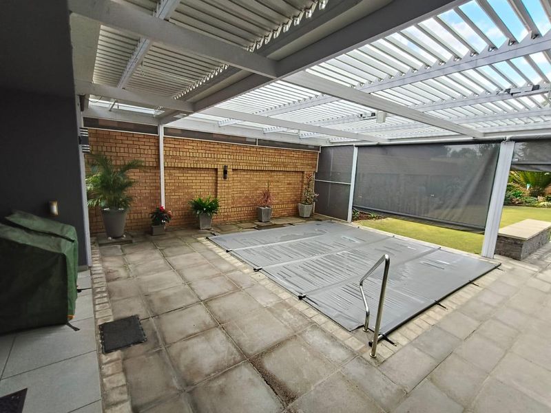 Luxury Living with Income-Generating Flatlet, Heated Pool & Full Solar Power! - Photo 3