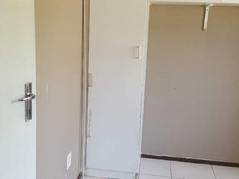 Stunning 2 bedroom Apartment - Photo 4