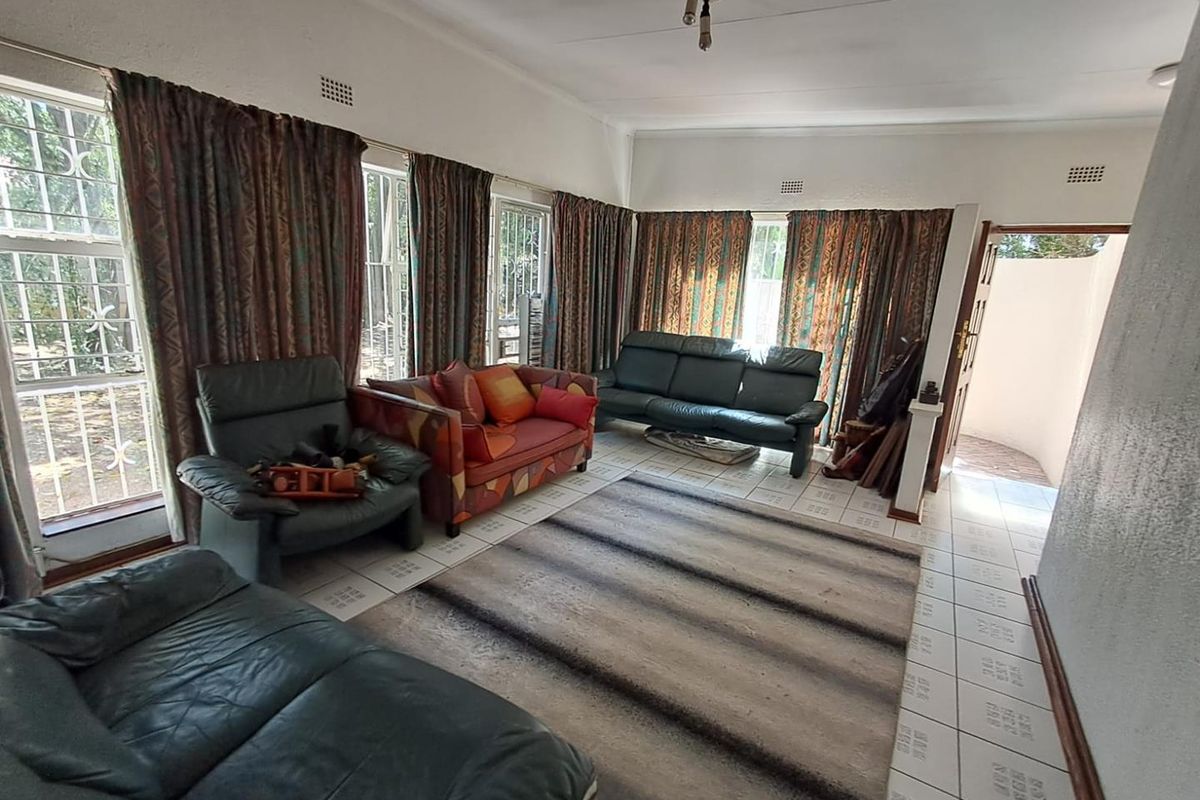 FAMILY HOME IN BRACKENHURST NEEDING SOME LOVE - Photo 3