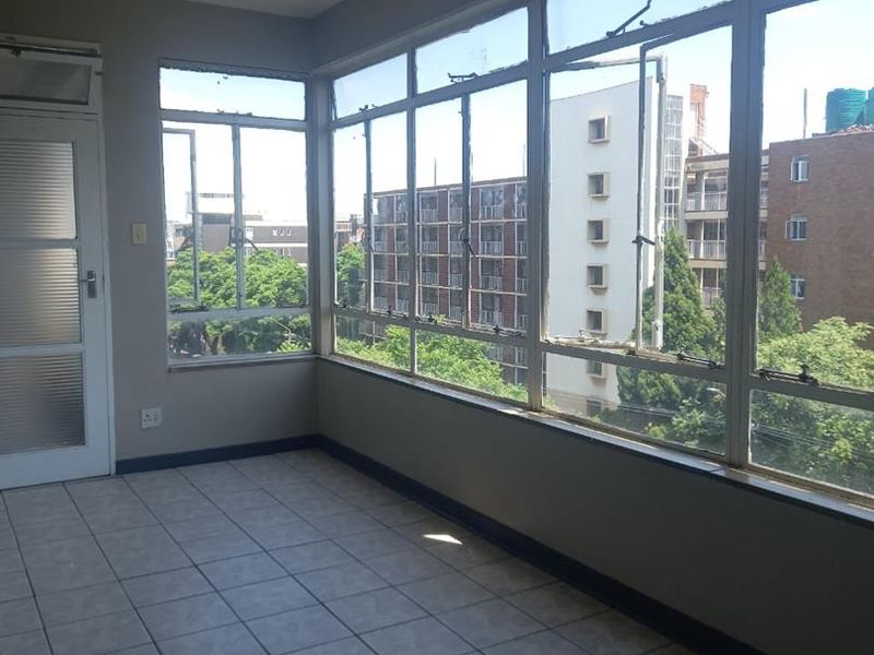 Secure, Spacious 3.5-Bed Arcadia Gem: Prime Location & Beautiful Views! - Photo 7