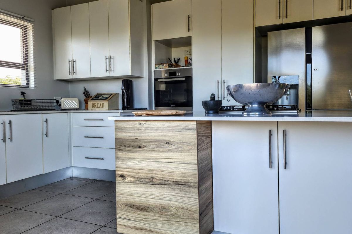 Where Modern Comfort Meets Coastal Beauty - Photo 5