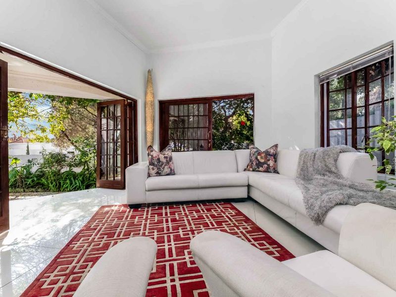 STUNNING LIGHT AND BRIGHT SIMPLEX - IN SOUGHT AFTER FLEETWOOD ESTATE - Photo 8