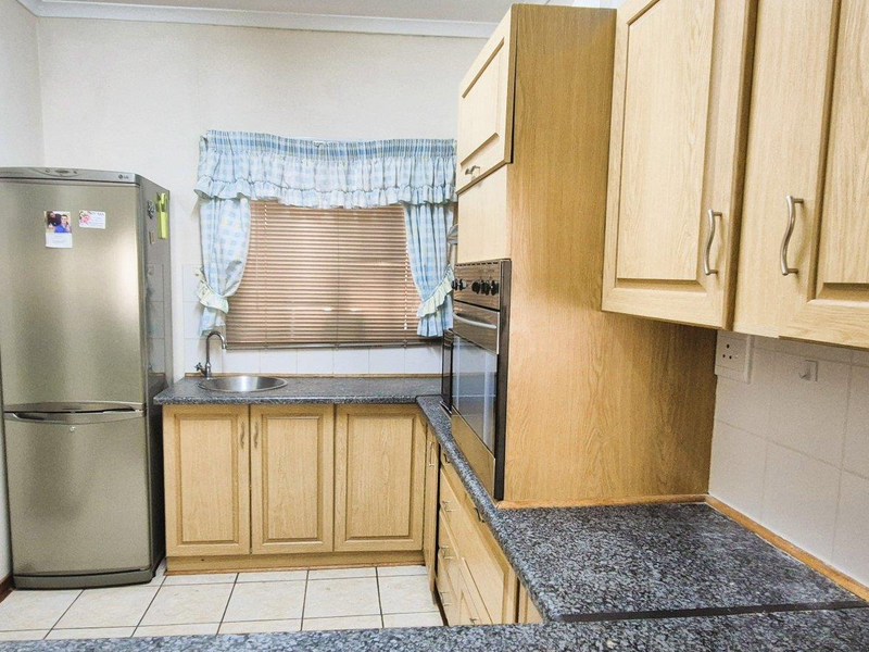 Elegant, Low-Maintenance Townhouse in Prime Keidebees - Photo 8