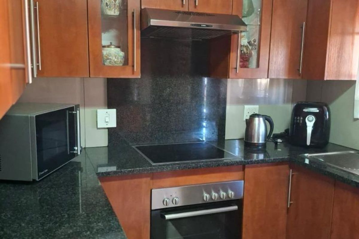 Stylish 3-Bedroom Townhouse in Secure Estate – Urgent Sale - Photo 4