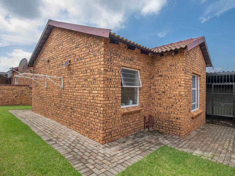 Pet-Friendly 3-Bedroom Simplex with Large Wrap-Around Garden - Photo 2