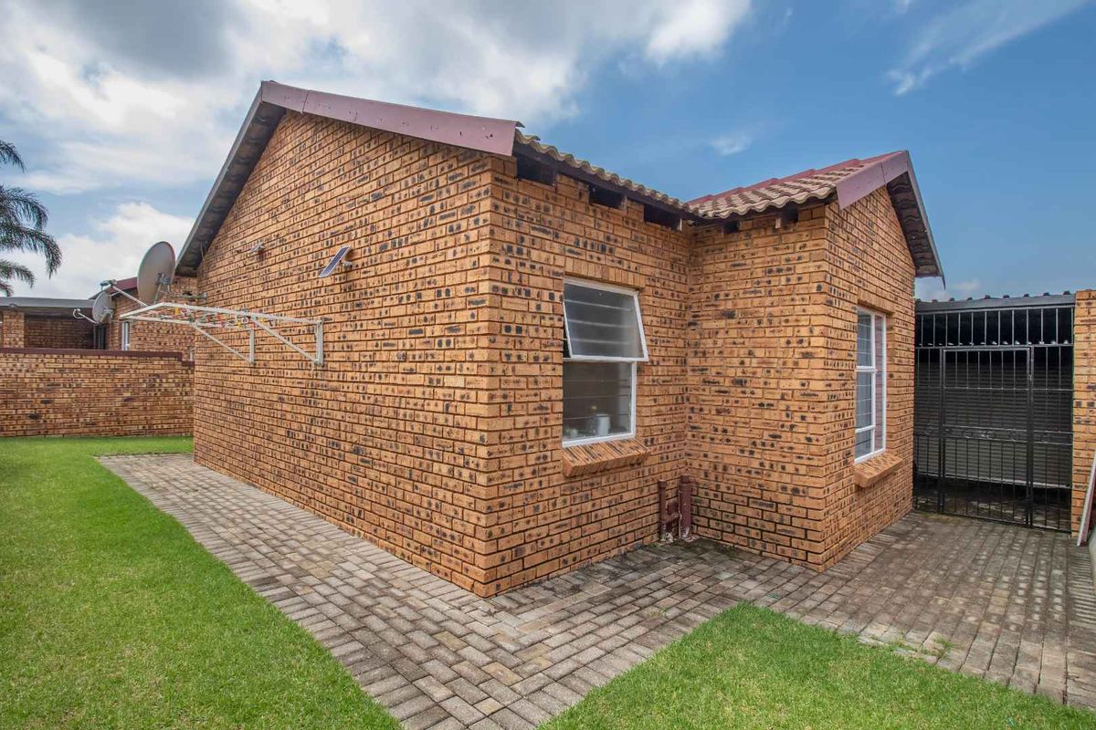 Pet-Friendly 3-Bedroom Simplex with Large Wrap-Around Garden - Photo 2