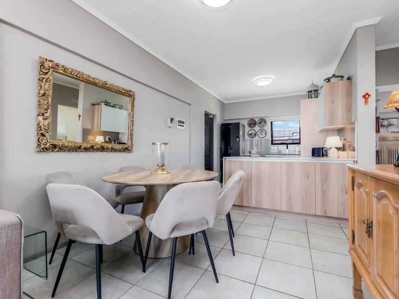 STYLISH AND CLASSY TOP FLOOR UNIT, IN A QUIET POSITION OFFERING PLENTY OF SPACE AND GORGEOUS VIEWS - Photo 6