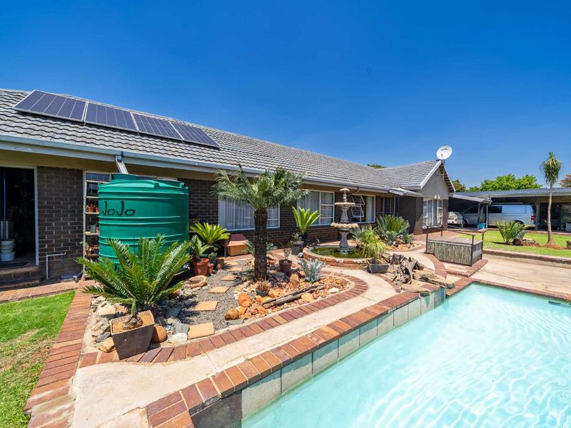 Spacious Family Home with Expansive Garden and Pool in Parkrand** - Photo 7