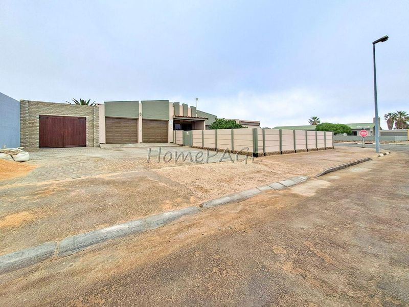 Central, Walvis Bay:  Spacious Corner 3 Bedr Home with 2 Bedr Flat is for Sale - Photo 2