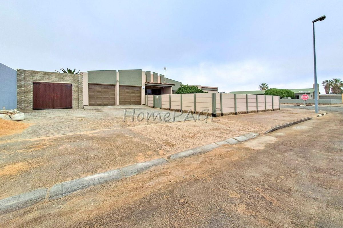 Central, Walvis Bay:  Spacious Corner 3 Bedr Home with 2 Bedr Flat is for Sale - Photo 2
