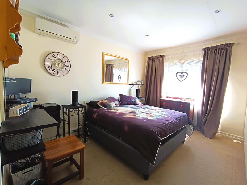 Stylish Duet Living with Private Entrance & Entertainer’s Delight - Photo 10