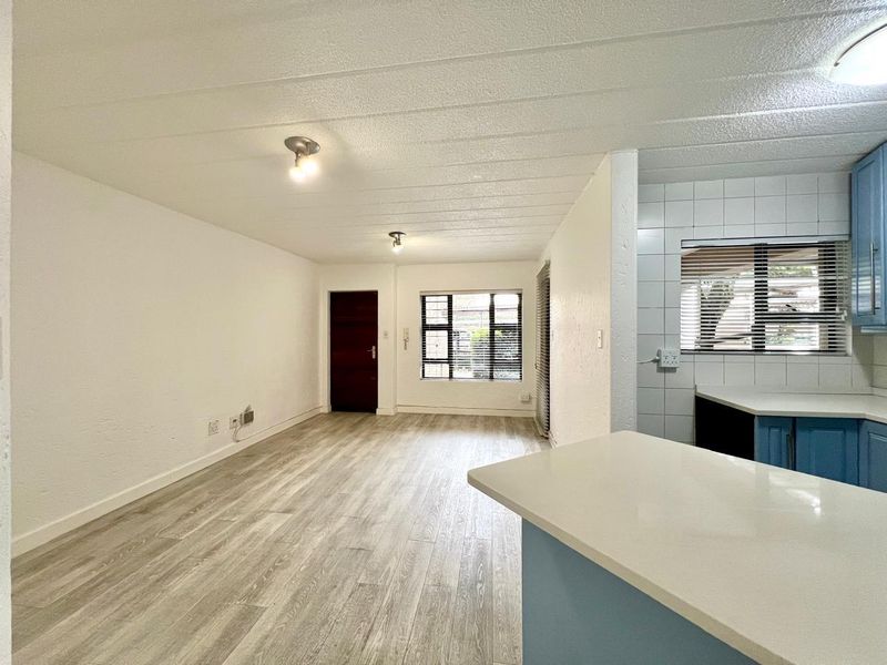 RENOVATED GROUND FLOOR APARTMENT IN A POPULAR COMPLEX IN PARKTOWN NORTH - Photo 6