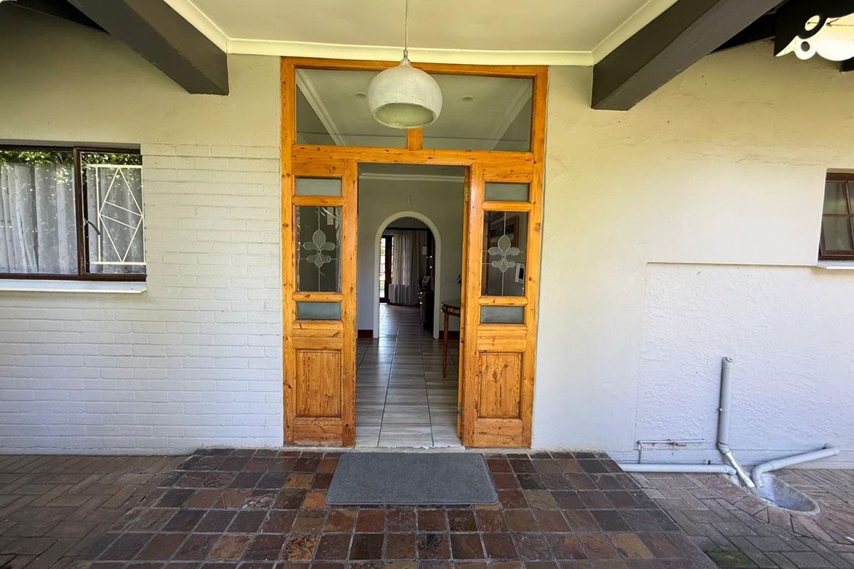 Spacious 5 Bedroom Home with Flatlet - Investor's Dream! - Photo 3