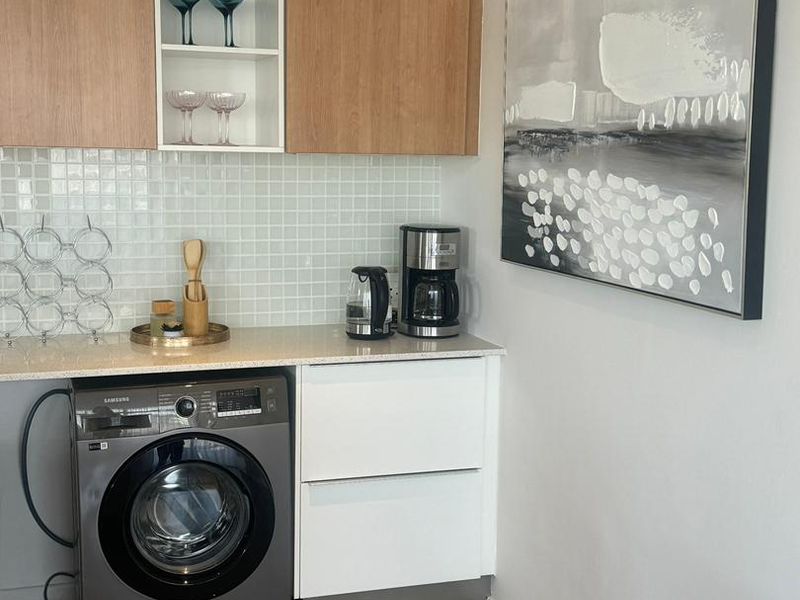 WELL SOUGHT AFTER FULY FURNISHED, APARTMENT TO RENT IN WINDHOEK CBD!! FREEDOM PLAZA!! AVAILABLE IMMEDIATELY!!! - Photo 2